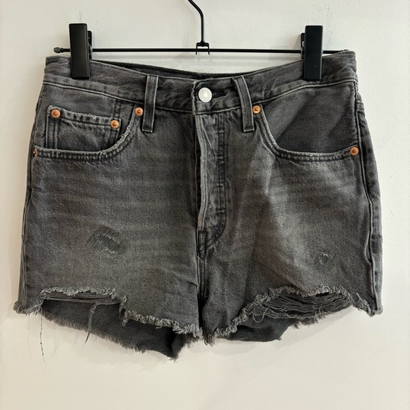 Levi’s 501 Distressed Raw Hem Washed Denim Short in Black - Picture 2 of 5